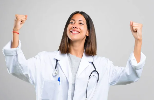 Dokter Vrouw Met Stethoscoop Vieren Een Overwinning Positie Van Winnaar — Stockfoto