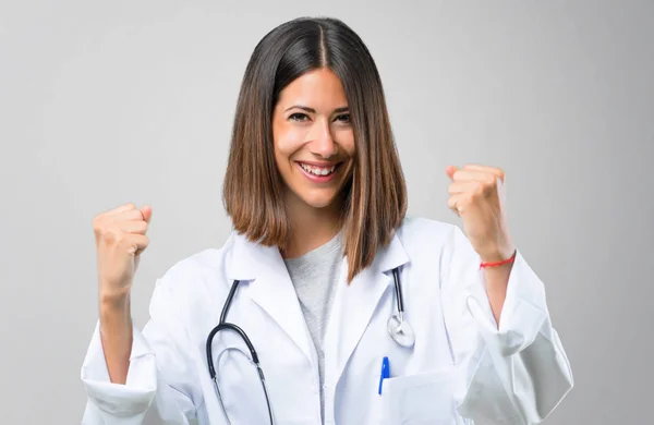 Médica Mulher Com Estetoscópio Celebrando Uma Vitória Feliz Por Ter — Fotografia de Stock
