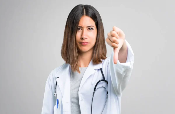 Doktor Kadın Başparmak Işareti Negatif Ifade Ile Aşağı Gri Arka — Stok fotoğraf