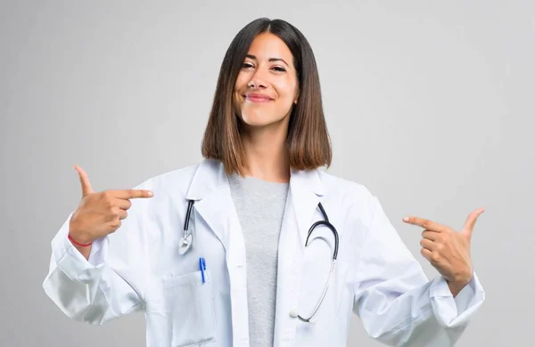 Medico Donna Con Stetoscopio Orgoglioso Soddisfatto Stesso Concetto Amore Sfondo — Foto Stock