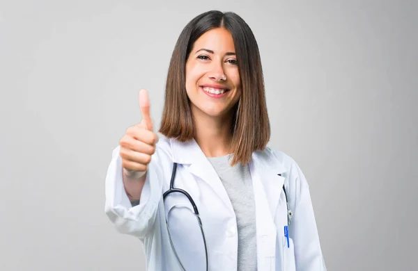 Ärztin Mit Stethoskop Zeigt Daumen Hoch Und Lächelt Weil Auf — Stockfoto