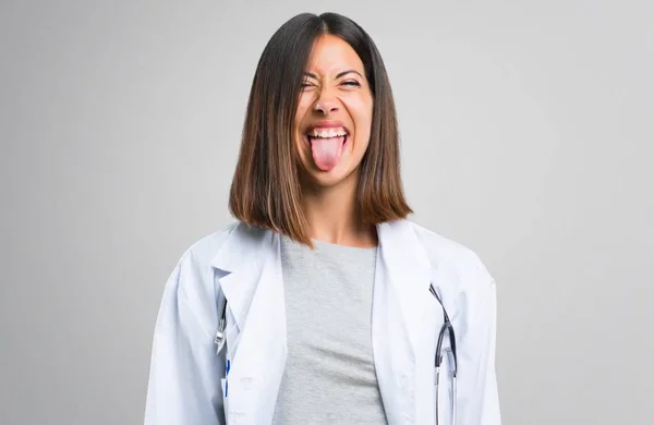 Doktor Kadın Stetoskop Ile Komik Çılgın Yüz Duygu Gri Arka — Stok fotoğraf