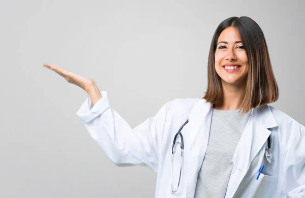 Médica Mulher Com Estetoscópio Segurando Copyspace Imaginário Palma Mão Para — Fotografia de Stock