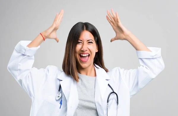 Docteur Femme Avec Stéthoscope Avec Expression Faciale Surprise Choquée Béant — Photo