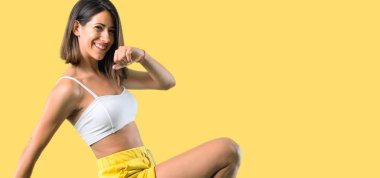 Spor kadın sarı arka plan üzerinde uzanan