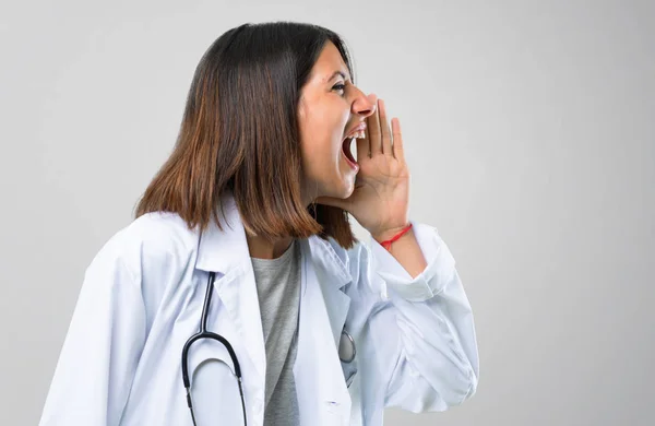 Doctor Woman Stethoscope Shouting Mouth Wide Open Lateral Announcing Something — Stock fotografie
