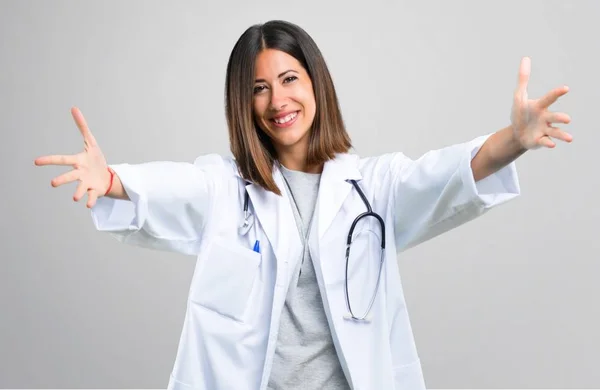 Doctor Woman Stethoscope Presenting Inviting Come Hand Happy You Came — Φωτογραφία Αρχείου