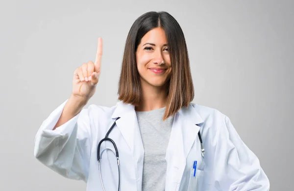 Médica Mulher Com Estetoscópio Mostrando Levantando Dedo Sinal Melhor Fundo — Fotografia de Stock