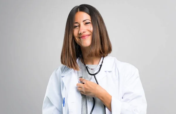 Gri Arka Planda Stetoskoplu Doktor Kadın — Stok fotoğraf