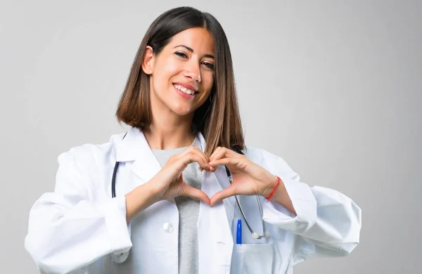 Médica Mulher Com Estetoscópio Fazendo Coração Com Mãos Fundo Cinza — Fotografia de Stock