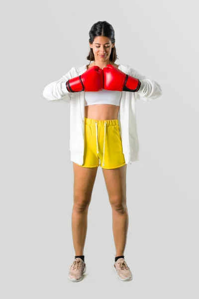 Spor Kadının Gri Arka Plan Üzerinde Boks Eldivenli Tam Vücut — Stok fotoğraf