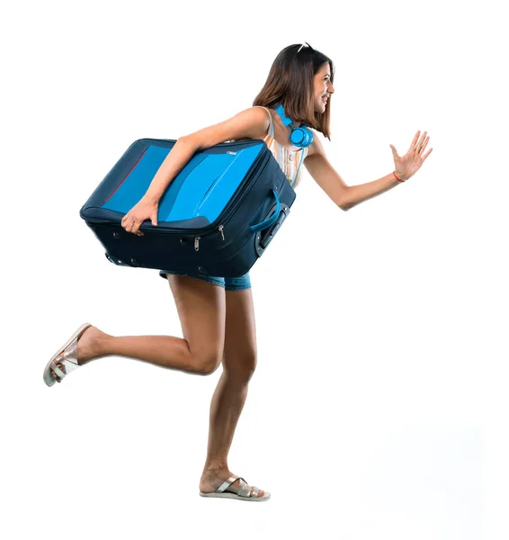 高速分離ホワイト バック グラウンドで実行されている彼女のスーツケースと一緒に旅行の女の子の完全なボディ — ストック写真