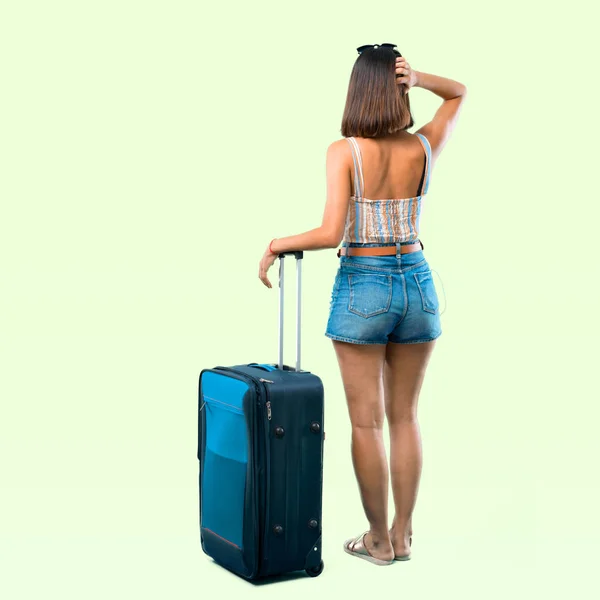 孤立した緑の背景を振り返って彼女のスーツケースと一緒に旅行の女の子の完全なボディ — ストック写真