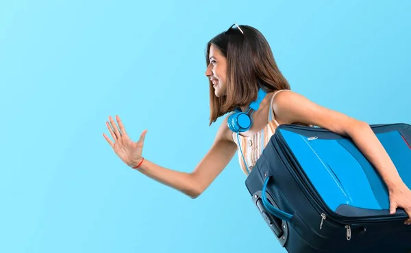 Menina Viajando Com Sua Mala Correndo Rápido Fundo Azul — Fotografia de Stock