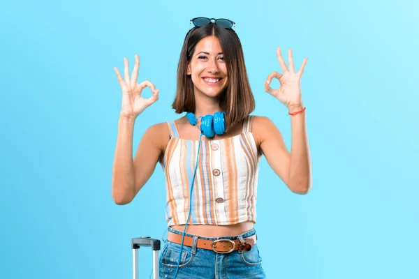 Lány Utazik Bőröndjét Mutatja Jele Ujjaival Arcát Boldogság Elégedettség Kék — Stock Fotó