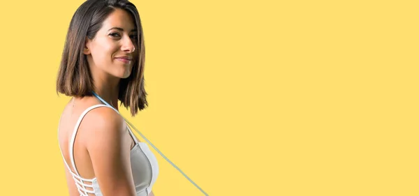 Esporte Mulher Com Pulando Corda Fundo Amarelo — Fotografia de Stock