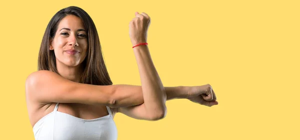 运动妇女伸展黄色背景 — 图库照片