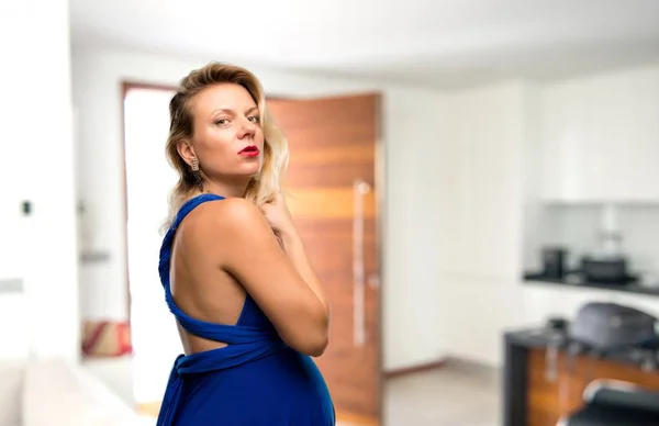 Mujer Rubia Embarazada Con Vestido Azul Casa — Foto de Stock