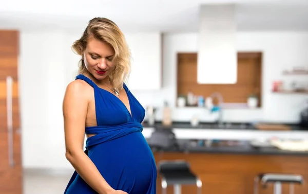 Έγκυος Ξανθιά Γυναίκα Μπλε Φόρεμα Στο Σπίτι Της — Φωτογραφία Αρχείου