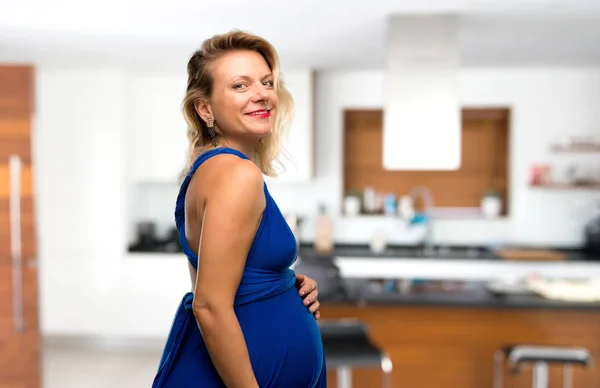 Mulher Loira Grávida Com Vestido Azul Sua Casa — Fotografia de Stock