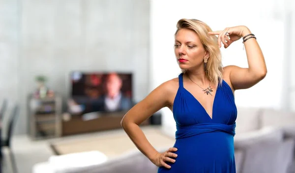 Mujer Rubia Embarazada Con Vestido Azul Pie Pensando Una Idea — Foto de Stock