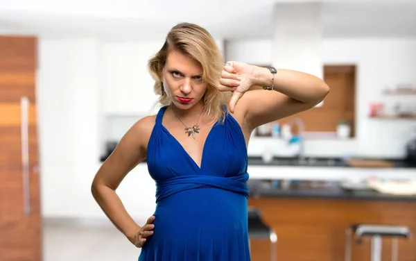 Gravid Blond Kvinna Med Blå Klänning Visar Tummen Ner Skylten — Stockfoto