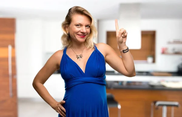 Mujer Rubia Embarazada Con Vestido Azul Contando Cartel Número Uno — Foto de Stock