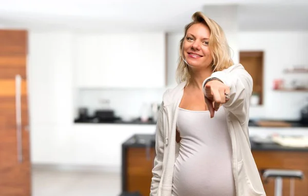 Έγκυος Ξανθιά Γυναίκα Λευκό Φούτερ Σημεία Δάχτυλό Σας Στο Σπίτι — Φωτογραφία Αρχείου