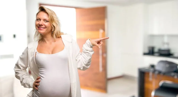 Gravid Blond Kvinna Med Vit Sweatshirt Pekar Fingret Sidan Och — Stockfoto