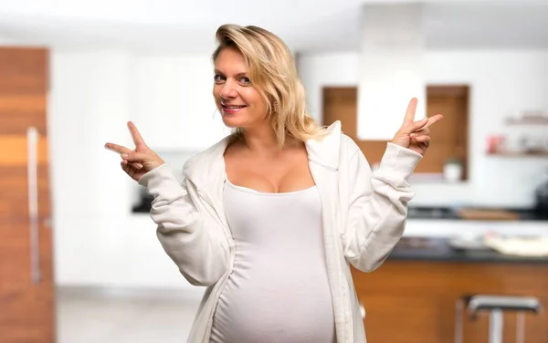 Kobieta Ciąży Blondynka Białą Bluzę Uśmiechając Się Pokazuje Znak Zwycięstwa — Zdjęcie stockowe