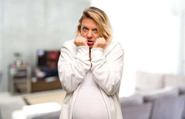 Kobieta Ciąży Blondynka Biały Bluza Jest Trochę Nerwowy Przerażony Jej — Zdjęcie stockowe