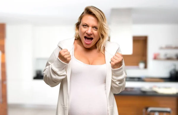 Gravid Blond Kvinna Med Vit Tröja Irriterad Arg Rasande Gest — Stockfoto