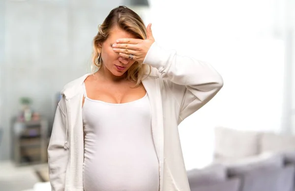Kobieta Ciąży Blondynka Biały Bluza Obejmujących Oczy Przez Ręce Jej — Zdjęcie stockowe