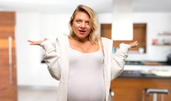 Kobieta Ciąży Blondynka Biały Bluza Zaskoczenia Zszokowany Wyraz Twarzy Domu — Zdjęcie stockowe