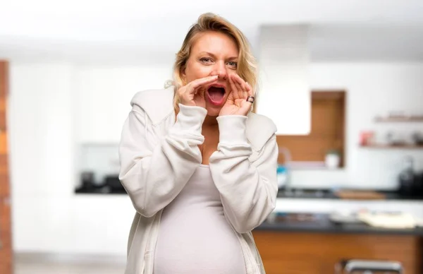 Femme Blonde Enceinte Avec Sweat Shirt Blanc Criant Avec Bouche — Photo