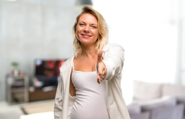 Gravid Blondine Kvinde Med Hvid Sweatshirt Håndryster Efter God Handel - Stock-foto