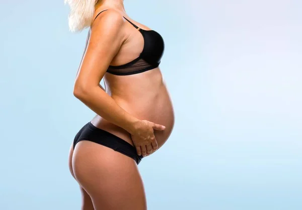 Blond Gravid Kvinna Underkläder Blå Backgorund — Stockfoto