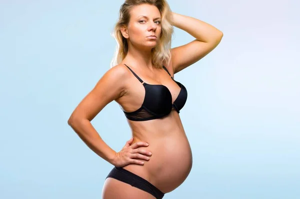 Blond Gravid Kvinna Underkläder Blå Backgorund — Stockfoto