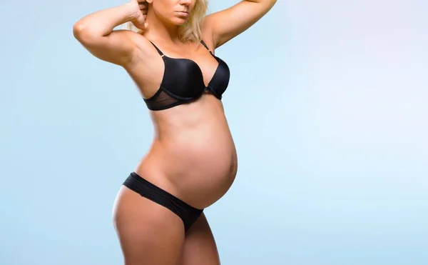 Ξανθιά Έγκυος Γυναίκα Στο Εσωρούχων Μπλε Backgorund — Φωτογραφία Αρχείου