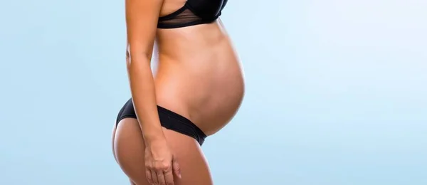 Ξανθιά Έγκυος Γυναίκα Στο Εσωρούχων Μπλε Backgorund — Φωτογραφία Αρχείου