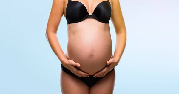 Blonde Femme Enceinte Sous Vêtements Sur Fond Bleu — Photo