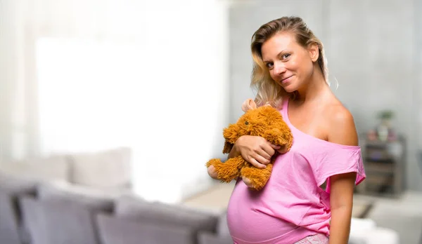 Έγκυος Γυναίκα Στο Πιτζάμες Λούτρινο Ζωάκι Στο Σπίτι — Φωτογραφία Αρχείου