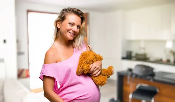 Gravid Kvinna Pyjamas Med Uppstoppade Djur Hemma — Stockfoto