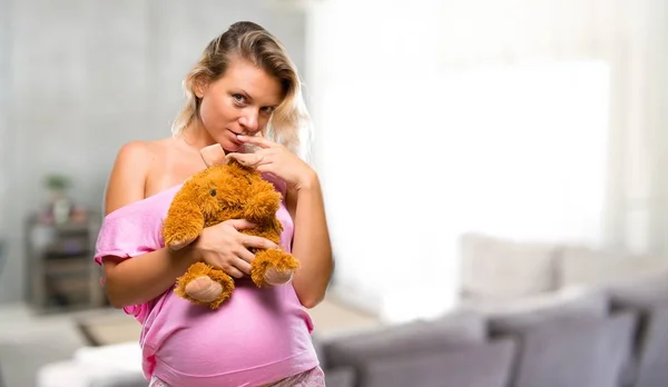 Donna Incinta Pigiama Con Peluche Casa — Foto Stock