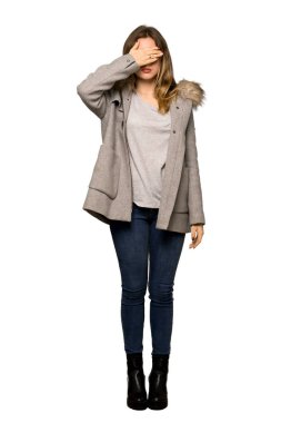 Gözleri eller tarafından kapsayan kat bir genç kızla tam uzunlukta bir kadeh. Bir şey izole beyaz arka plan üzerinde görmek istiyor musunuz