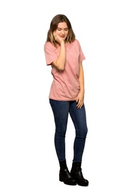 İzole beyaz arka plan üzerinde diş ağrısı ile pembe kazak ile bir genç kız tam uzunlukta bir çekim