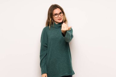 Beyaz duvar el ile gelmek davet üzerine genç kız. Mutlu sen geldin