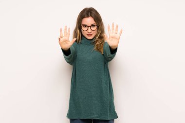 Genç kız beyaz duvar dokuz parmaklı sayma üzerinde