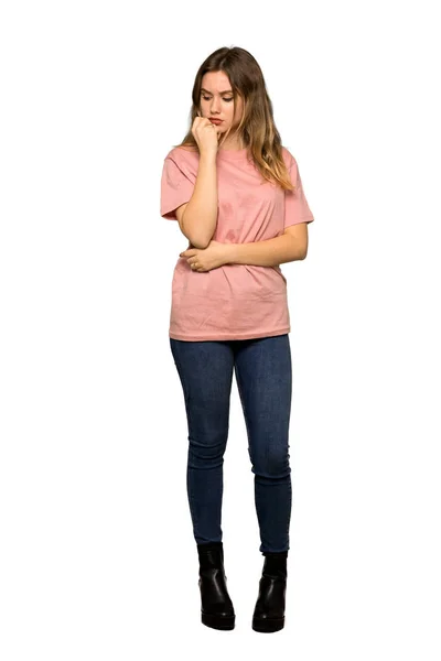 Полнометражный Снимок Девочки Подростка Розовом Свитере Сомнениями Изолированном Белом Фоне — стоковое фото