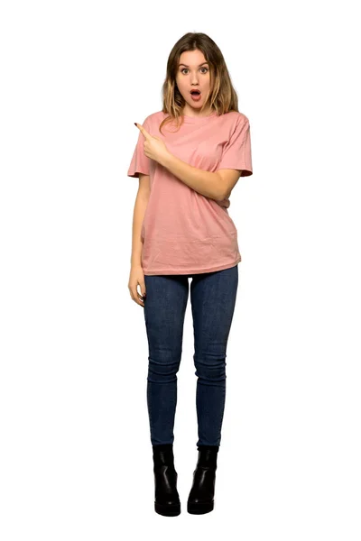 Teljes Hosszúságú Lövés Egy Tinédzser Lány Rózsaszín Pulóvert Meglepett Mutató — Stock Fotó